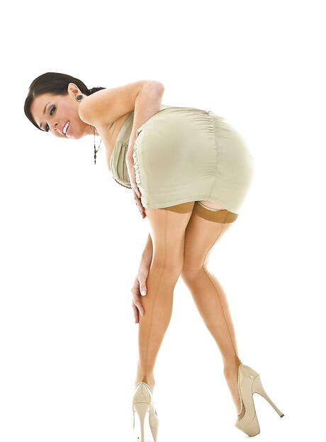 Sexy american milf Veronica Avluv exhibiting big boobs and ass 