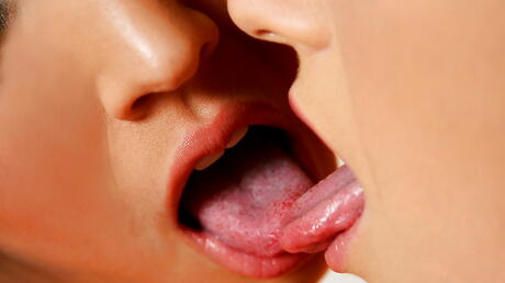 Peachy babes Valentina Vaughn and Carli Banks in sexy lingery licking tasty pussies during hot lesbian sex 